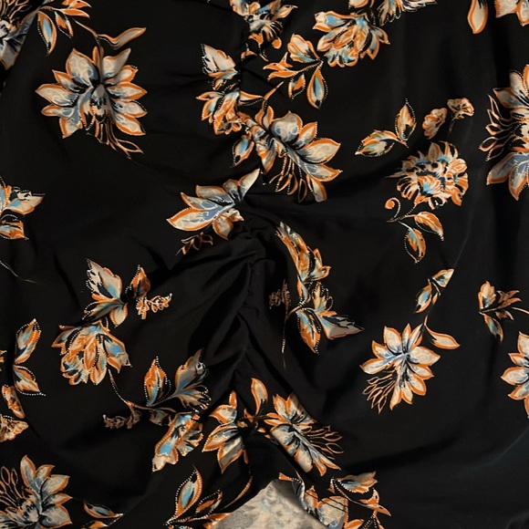 Black floral print GUESS crop top never worn without tags crop top! - Picture 2 of 5